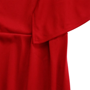 Détail d'une robe crayon rouge élégante montrant des coutures superposées et un tissu de qualité