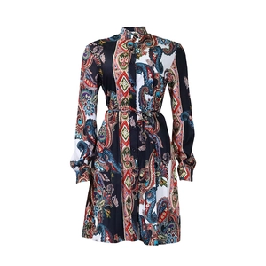 Dettaglio mini abito bohémien con stampa paisley, cintura in vita e colletto a camicia