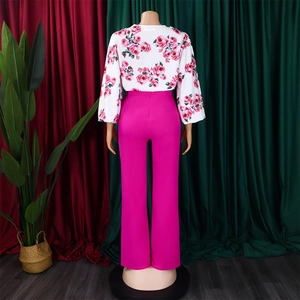Vue arrière du haut à manches longues fleuri et du pantalon rose à taille haute évasé