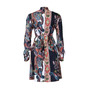 Dettaglio posteriore di un vestito con stampa paisley, cintura in vita e collo alto