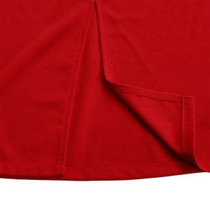 Vue macro de l'ourlet d'une jupe crayon rouge avec fente latérale et surpiqûres doubles nettes