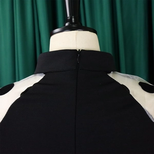 Detail des unsichtbaren Reißverschlusses und der gepunkteten Mesh-Ärmel am schwarzen Kleid