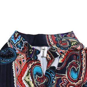Dettaglio del colletto alla coreana con scollo a V e motivo paisley sul vestito taglia S