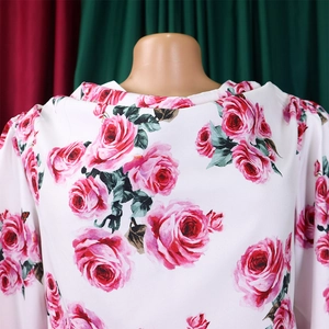 Détail du haut à imprimé floral rose avec col bénitier élégant sur un mannequin