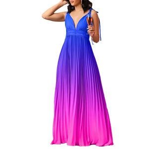 Dettaglio del vestito lungo a pieghe con scollo a V e sfumatura blu e rosa