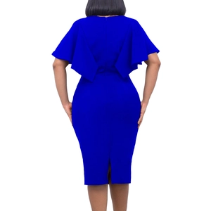 Détail du dos d'une robe crayon bleu roi avec fente à l'ourlet et fermeture éclair invisible
