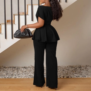Détail du haut à basque noir et du pantalon large à taille haute sur un mannequin