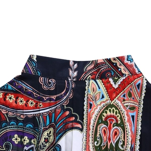 Vista dettagliata della stampa paisley bohémien sull'abito africano da donna