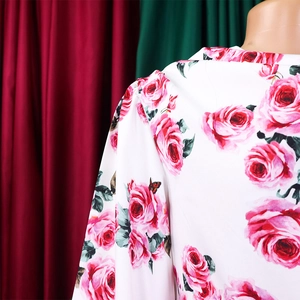 Détail de l'imprimé floral rose sur le haut blanc à manches bouffantes et texture