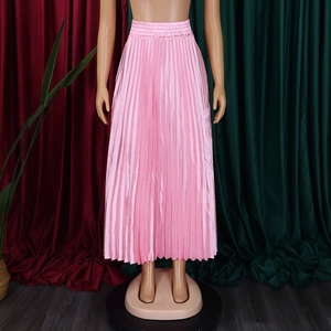 Détail de jupe longue plissée en satin rose avec taille haute élastique et plis verticaux