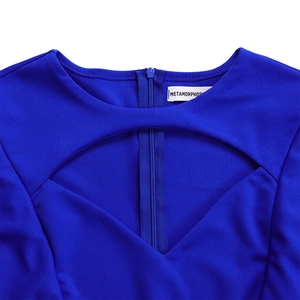 Détail de robe bleu roi avec décolleté goutte d'eau et fermeture éclair invisible au dos