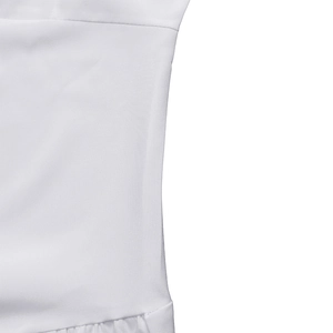 Primo piano delle cuciture delicate e della trama del tessuto bianco del vestito