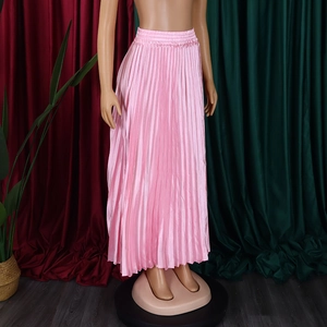 Détail d'une jupe longue plissée en satin rose avec taille élastique et tissu brillant