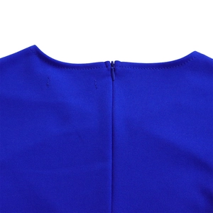Détail de la fermeture éclair invisible sur l'encolure d'une robe crayon bleu roi