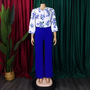 Vue détaillée de la blouse à fleurs avec pantalon large bleu roi à taille haute élégant