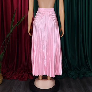 Détail de la texture satinée plissée et de la taille élastique de cette jupe longue rose