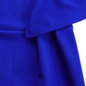 Détail d'une robe crayon bleu foncé montrant les coutures fines et la texture plissée