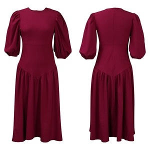 Vista anteriore e posteriore del vestito bordeaux con maniche a sbuffo e gonna a trapezio