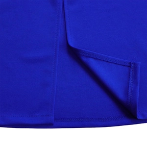 Gros plan de l'ourlet de la robe crayon bleu roi avec double couture et fente détaillée