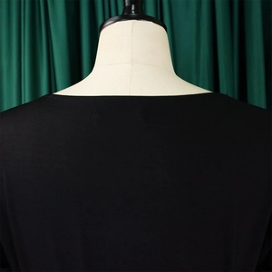 Détail des coutures et du col rond sur un haut noir élégant de style décontracté