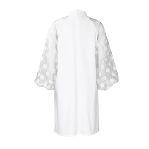 Detailansicht eines weißen Kleides mit transparenten Polka-Dot-Puffärmeln aus Mesh-Gewebe