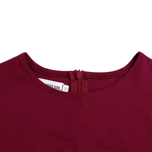 Dettaglio dello scollo rotondo bordeaux con cerniera invisibile sul retro ed etichetta