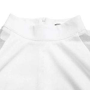 Nahaufnahme von weißem Kleid mit Stehkragen, verdecktem Reißverschluss und Netzeinsatz