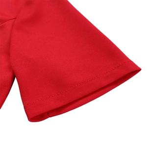 Nahaufnahme der roten Strickkleid-Ärmel mit hochwertigen Nähten und feiner Stoffstruktur