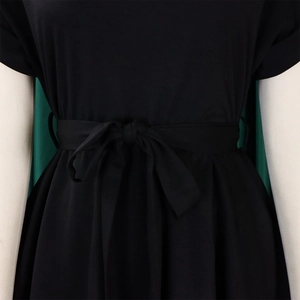 Détail d'un haut noir à manches courtes avec une ceinture nouée élégante et un joli nœud