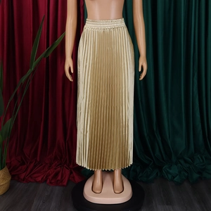 Détail d'une jupe longue plissée en satin champagne avec taille haute élastique