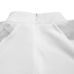 Detailaufnahme von Stehkragen mit Mesh-Einsatz und verdecktem Reißverschluss am Kleid