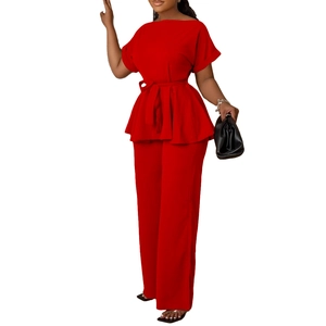 Ensemble rouge deux pièces avec haut à basque et pantalon à taille haute et jambes larges