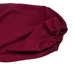 Dettaglio del polsino a sbuffo rosso vino con elastico su tessuto di chiffon pregiato