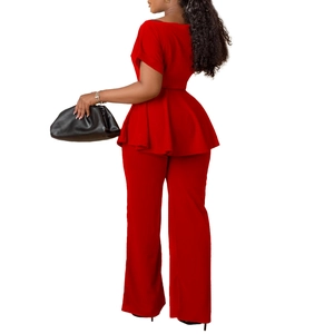 Détail de l'ensemble rouge deux pièces avec haut à volants et pantalon à taille haute