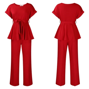 Vues détaillées avant et arrière de l'ensemble rouge deux pièces avec haut noué et pantalon