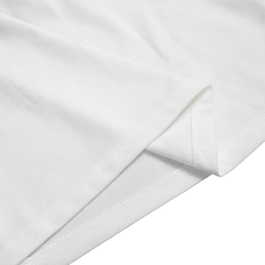 Nahaufnahme der weißen Netznaht und hochwertiger Doppelnadel-Näharbeit am Modekleid