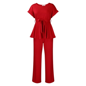 Détail de l'ensemble rouge deux pièces avec haut à nouer et pantalon droit d'été