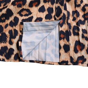 Dettaglio dell'orlo dell'abito leopardato con spacco e cuciture piatte di precisione
