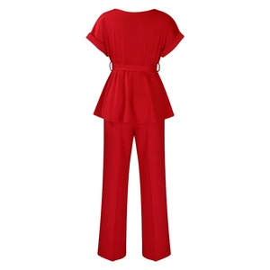 Vue arrière du haut péplum rouge deux pièces et du pantalon avec lien à la taille