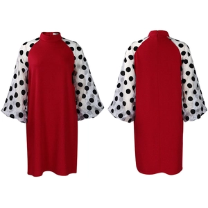 Vorder- und Rückansicht eines roten Kleides mit weißen Polka-Dot-Ärmeln aus Netzstoff