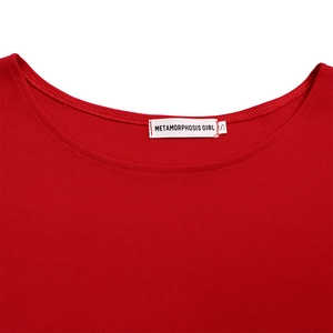 Détail du col du haut rouge avec texture de tissu fine et étiquette de marque