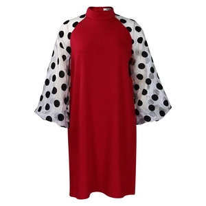Detail eines eleganten Kleides mit Stehkragen, rotem Stoff und Polka-Dot-Netzärmeln