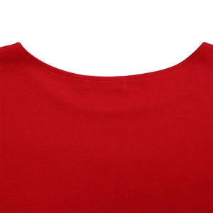 Gros plan des coutures soignées et de la texture du tissu d'un col rond rouge
