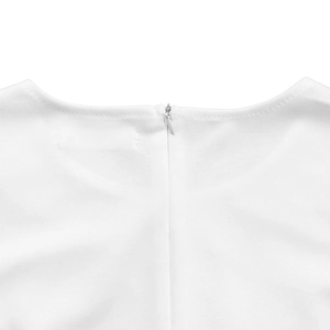 Detailansicht des hochwertigen verdeckten Reißverschlusses und der Naht am weißen Kleid