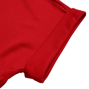 Vue détaillée du revers de la manche sur ce haut rouge à manches courtes en tricot