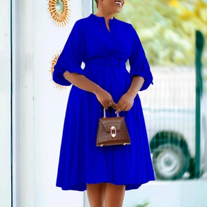 Détails de la robe midi bleu roi avec manches lanternes et ceinture élégante à la taille