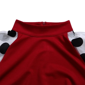 Detail von rotem Kleid mit Stehkragen, Reißverschluss und Netzärmeln mit Punkten