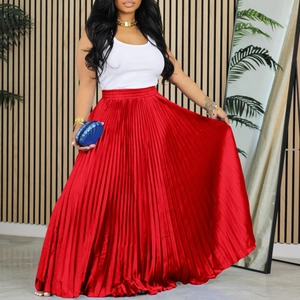 Détail d'une élégante jupe longue plissée en satin rouge avec taille haute élastique fluide