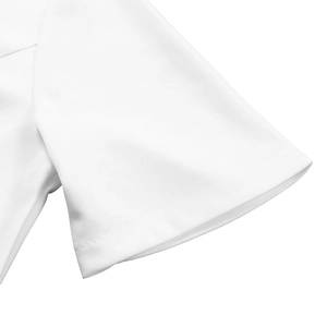 Detailaufnahme der weißen Netzbündchen mit feiner Flachnaht an der Kurzarm-Kleid