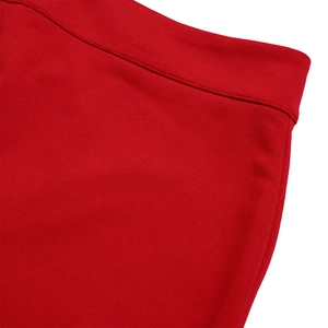 Gros plan détaillé de la taille haute rouge avec texture sergée diagonale fine